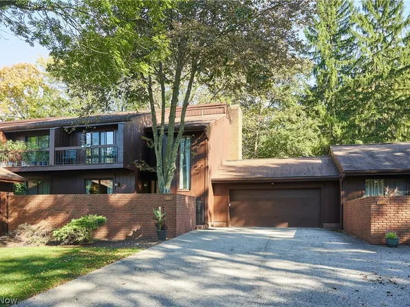 905 Spicers Ln, Sagamore Hills, OH 44067