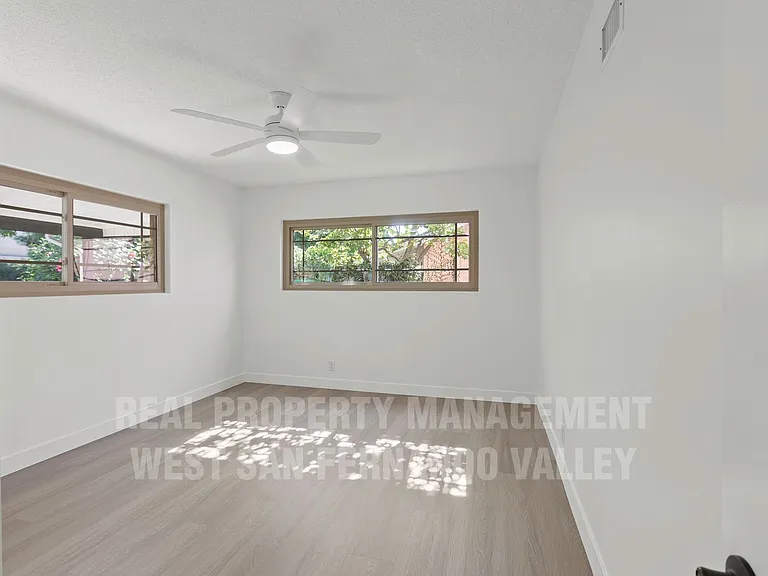 12920 Aetna St — Photo 30