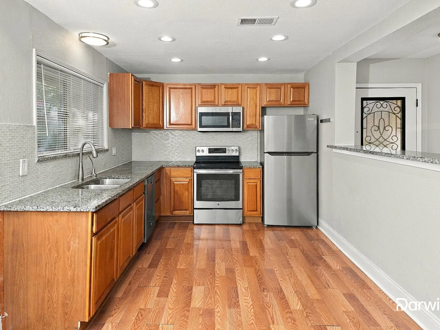 3 bed, 2.0 bath, 1335 sqft, $1,560 — Photo 3