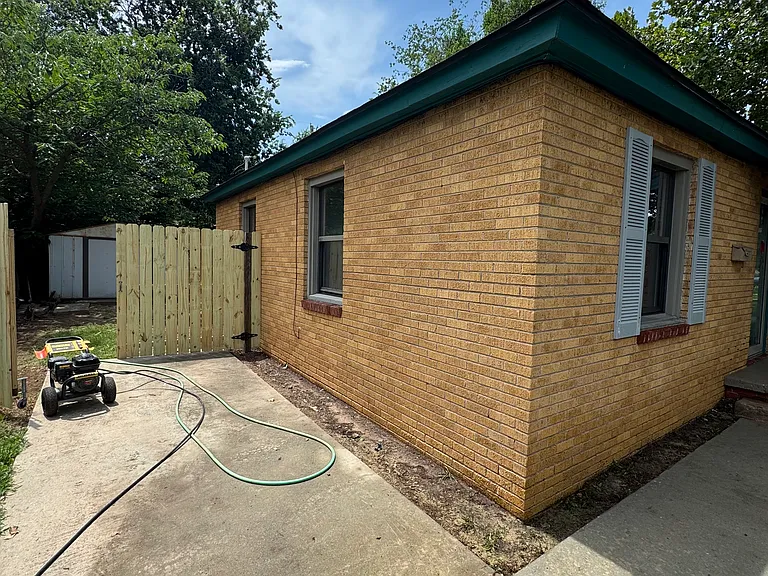 528 E Douglas Dr — Photo 25