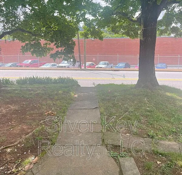 914 E Madison Ave — Photo 2