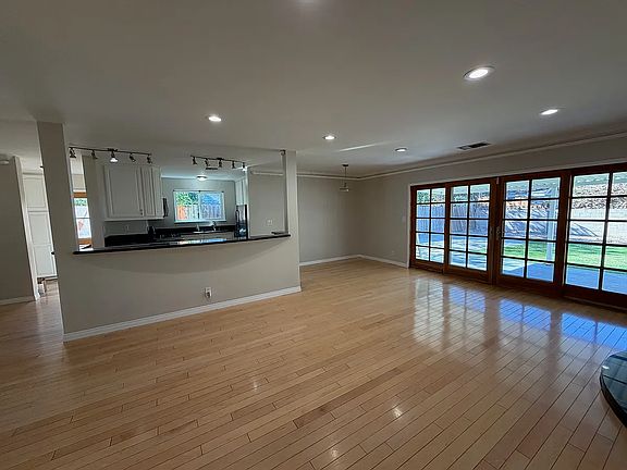 4th image of 6857 Lasaine Ave