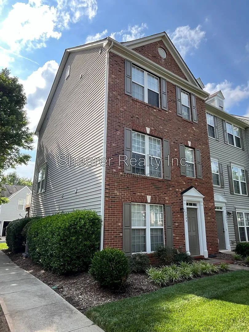 3 bed, 3.5 bath, 2220 sqft, $2,200 — Photo 1