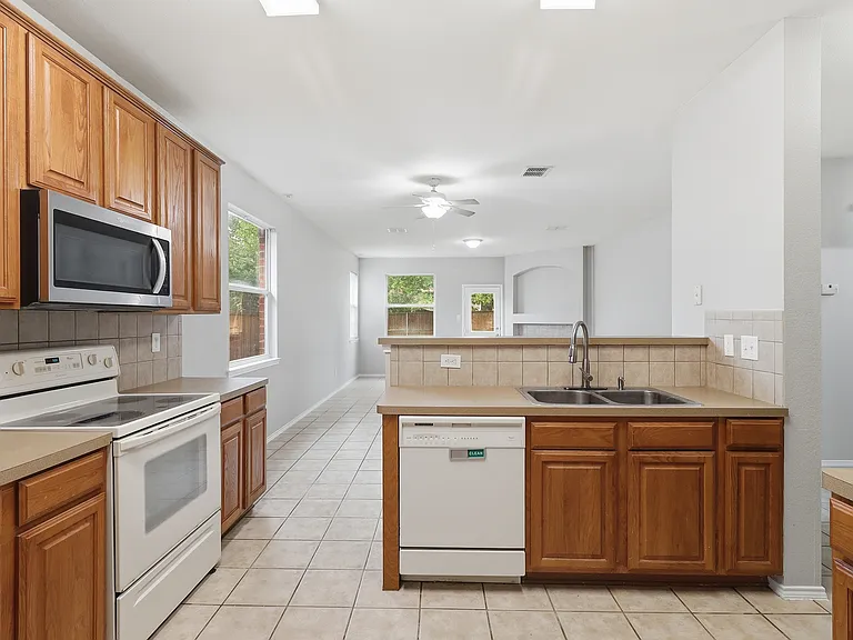 2313 Dalhart Trl — Photo 10