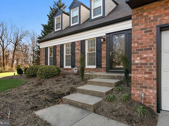 3rd image of 1828 Manor Green Ct