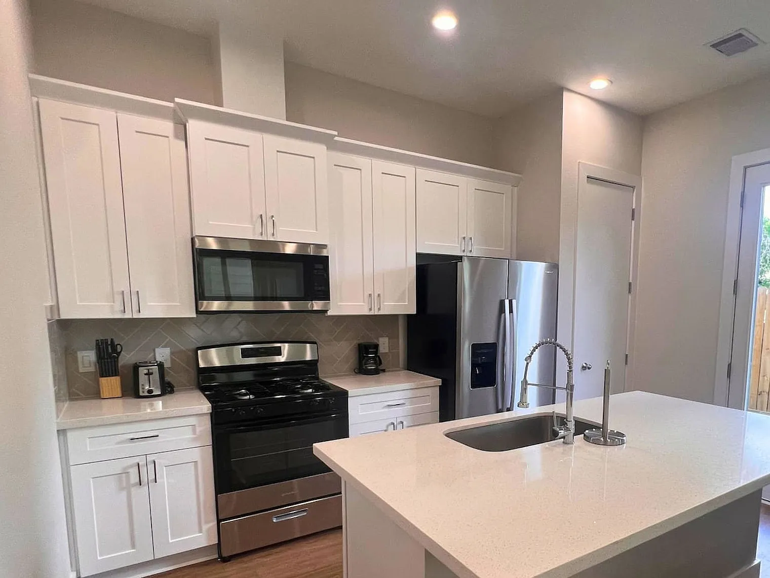 3 bed, 2.0 bath, 1528 sqft, $3,782 — Photo 3