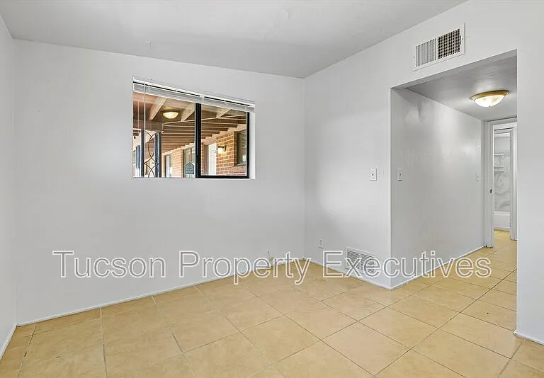 1662 N Beverly Ave — Photo 14
