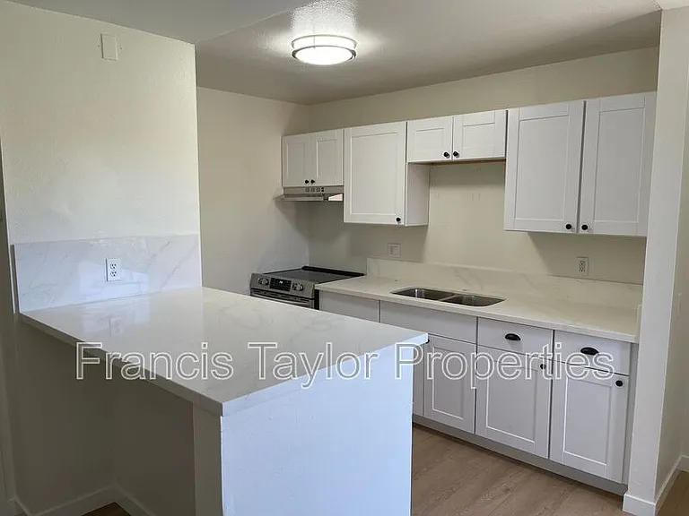 424 Plymouth Dr #16 — Photo 2