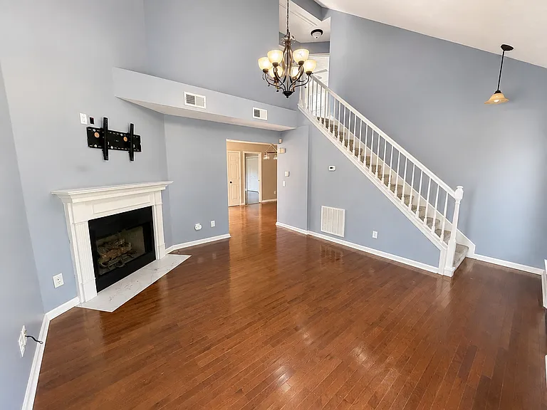2552 Edinburgh St — Photo 2