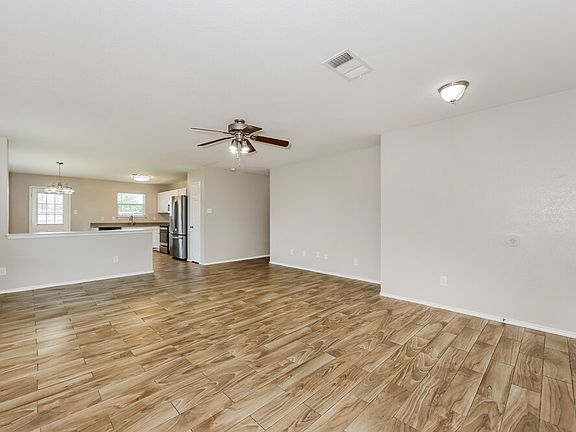 4th image of 126 Stanford Dr