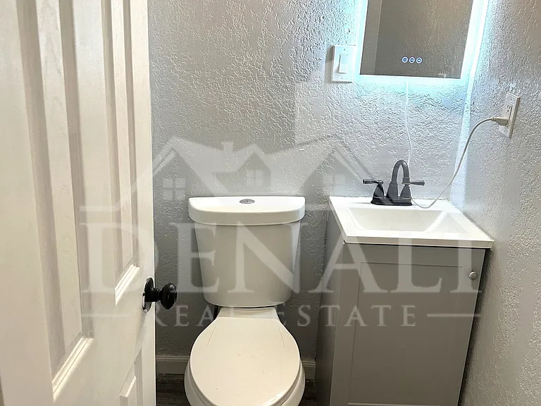 216 E Carol Ave — Photo 24