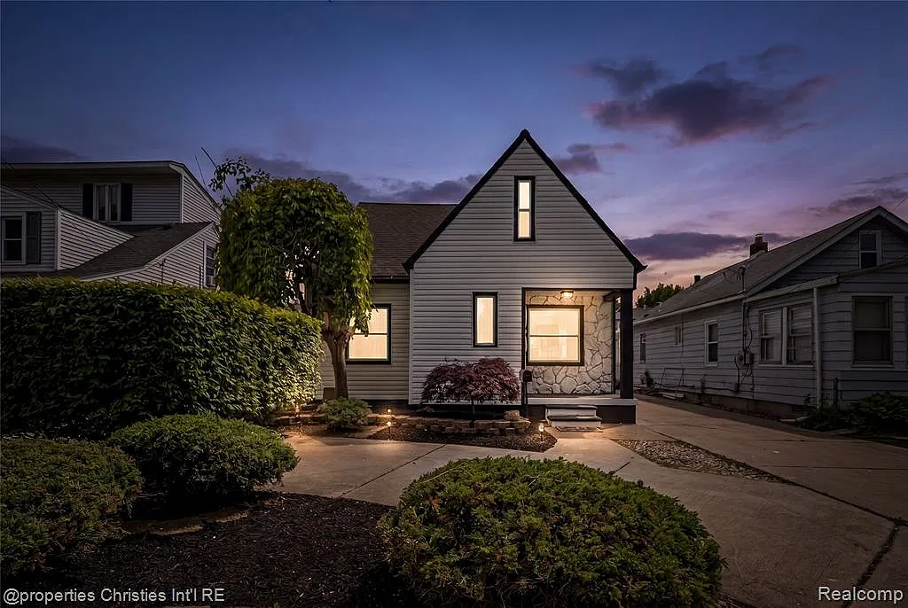 3 bed, 2.0 bath, 1650 sqft, $2,400 — Photo 1