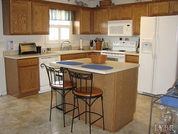 4th image of 744 Wyndhurst Dr