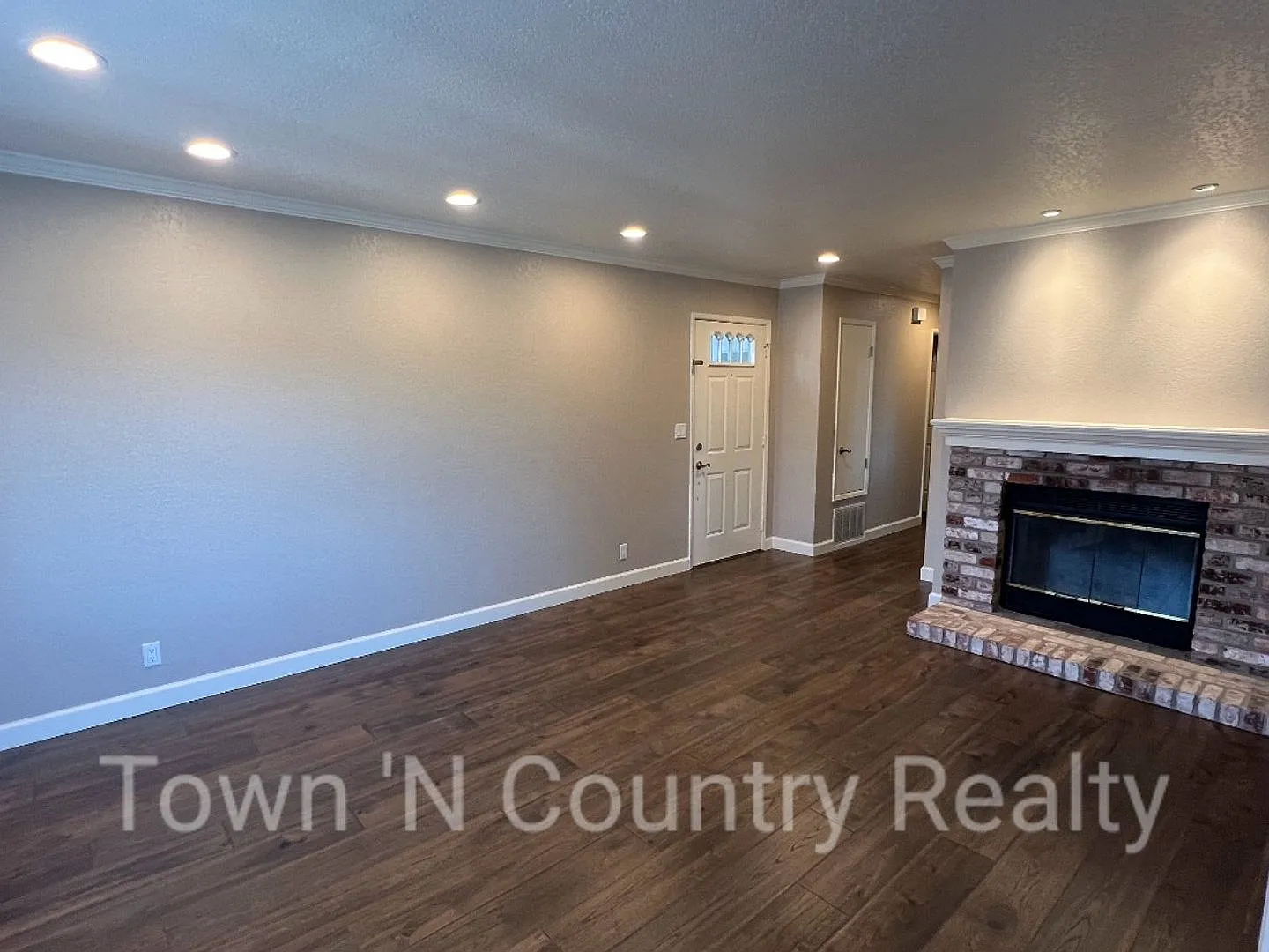 Beautiful 2-Bedroom Condo in Gated South Salinas Community Garage, Fireplace & Pool! — Photo 3