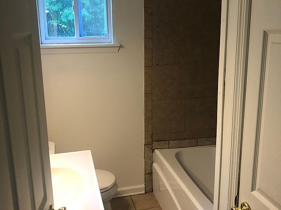 4th image of 506 Cliff Dr SE