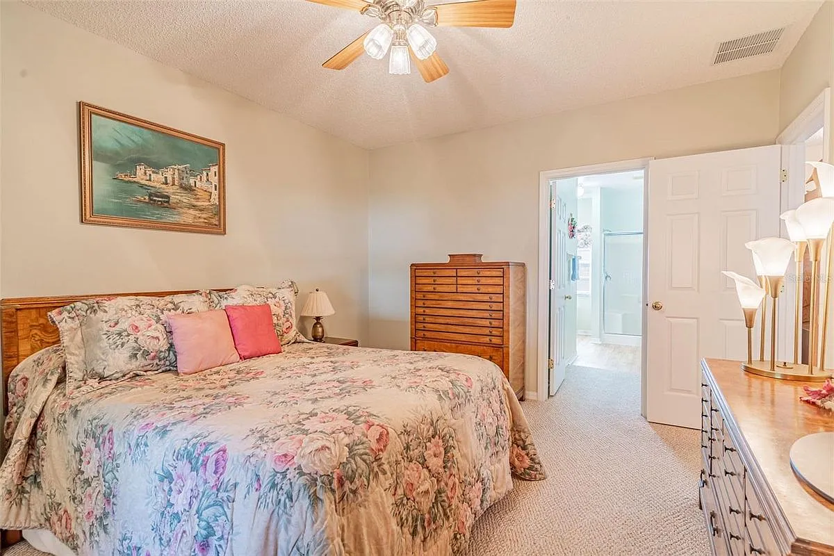 3 bed, 2.0 bath, 1609 sqft, $2,100 — Photo 3