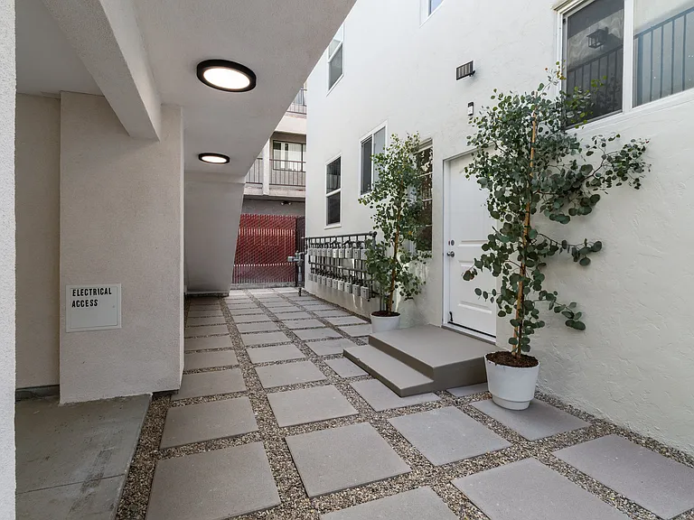 1827 E 4th St #18 — Photo 43