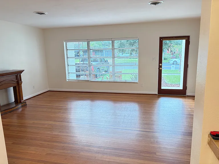 3243 N Orange Ave — Photo 9