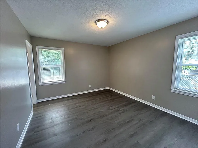 506 Seville Dr — Photo 23