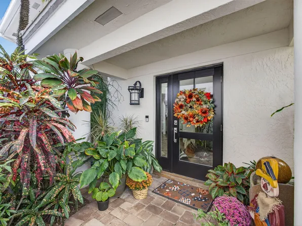 221 Canterbury Drive W, Palm Beach Gardens, FL 33418