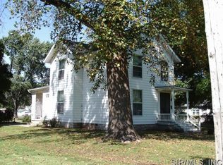 821 7th St, Carrollton, IL 62016