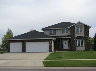2612 Meadow Creek Cir S, Fargo, ND 58104