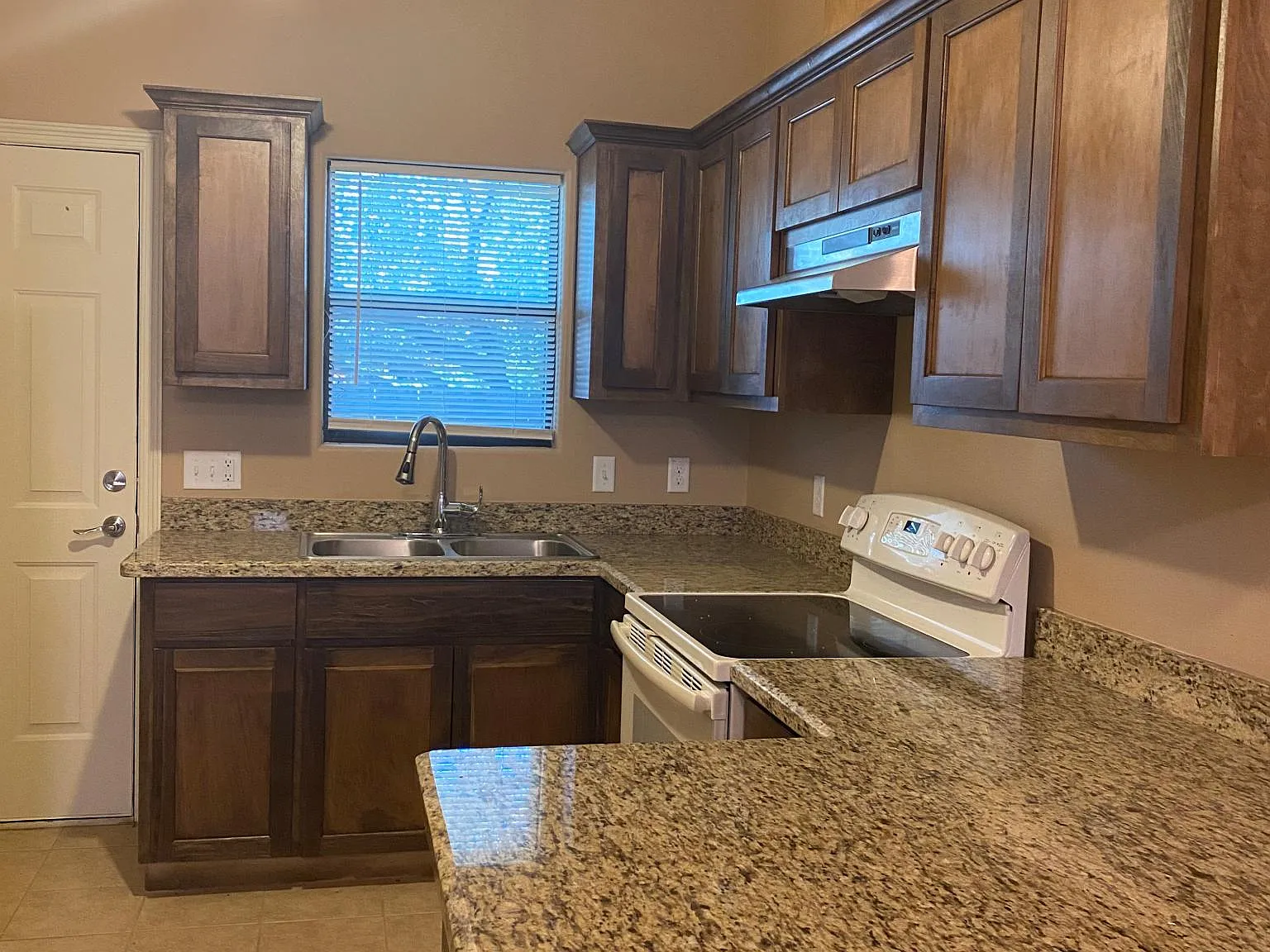 2 bed, 950 sqft, $798 — Photo 2