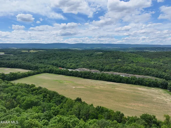 2 Freedom Dr, Manns Choice, PA 15550
