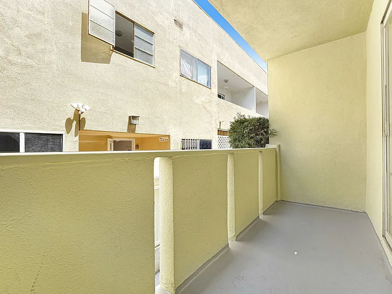 937 6th St in Santa Monica - North of Wilshire and 6 blocks to the beach! — Photo 4