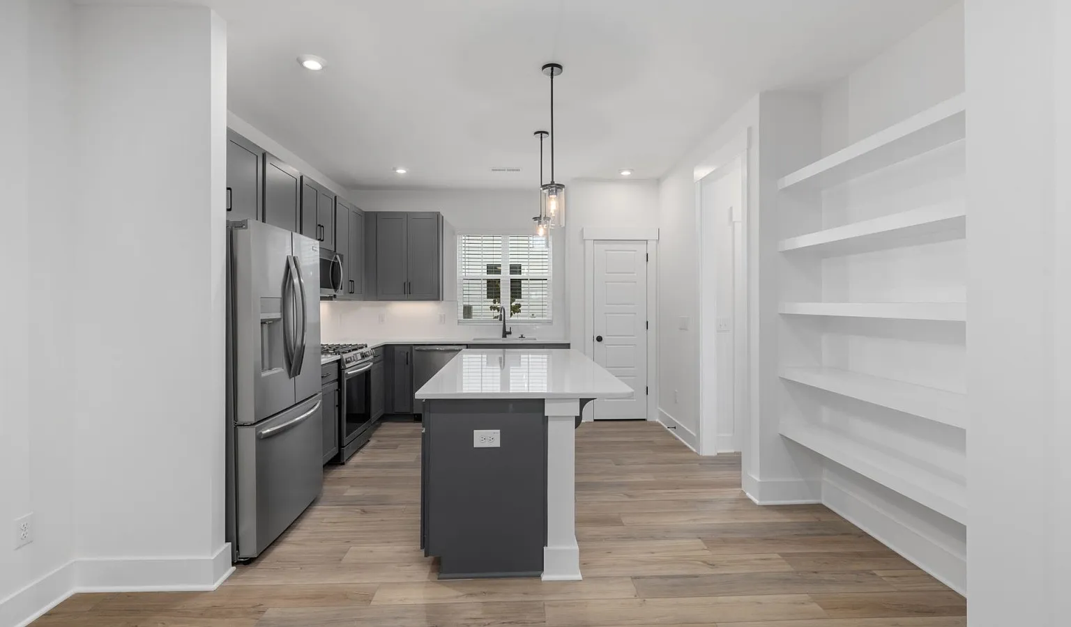 3 bed, 2.5 bath, 1585 sqft, $3,067 — Photo 3