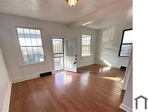 2 bed, 840 sqft, $2,044 — Photo 2
