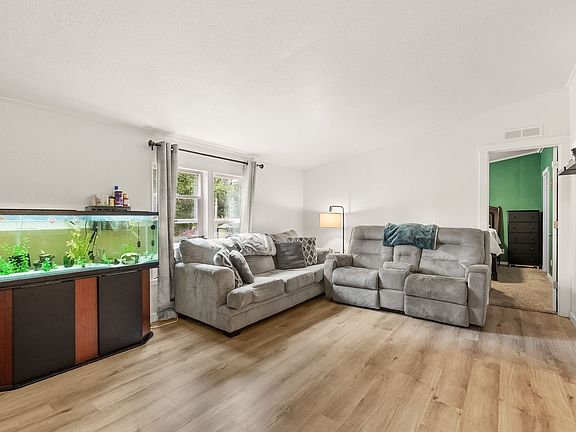 4th image of 551 E Lakeshore Dr W