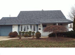 11 Quaker Oak Rd, Levittown, PA 19057