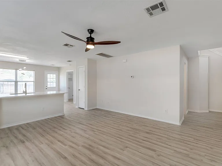 3207 Barksdale Dr — Photo 7
