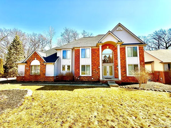 5440 Bridge Trl E, Commerce Township, MI 48382