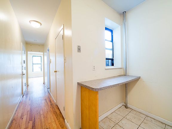 5th image of 518 Sterling Pl APT 1L