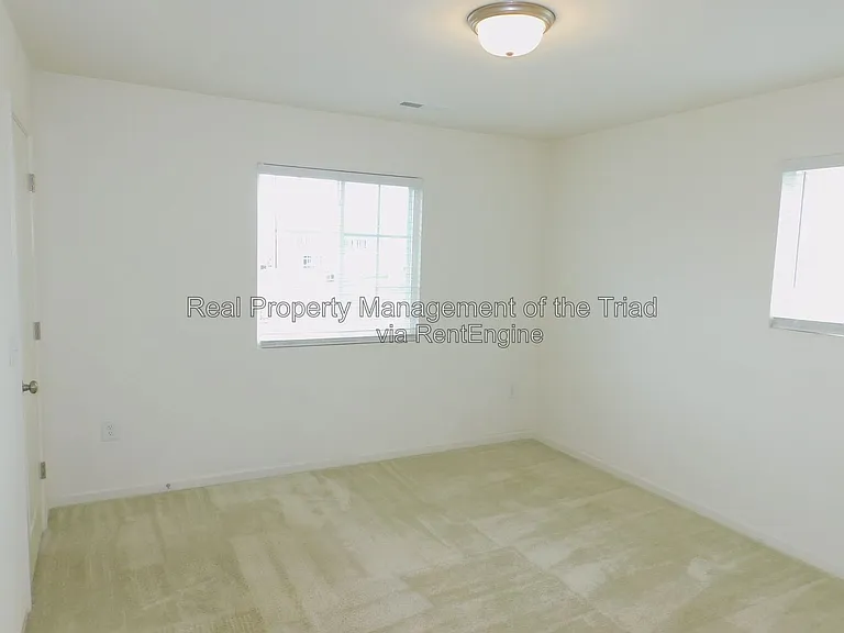 719 Torbay Dr — Photo 15