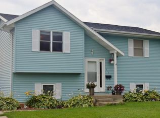 812 E 3rd St, Vinton, IA 52349