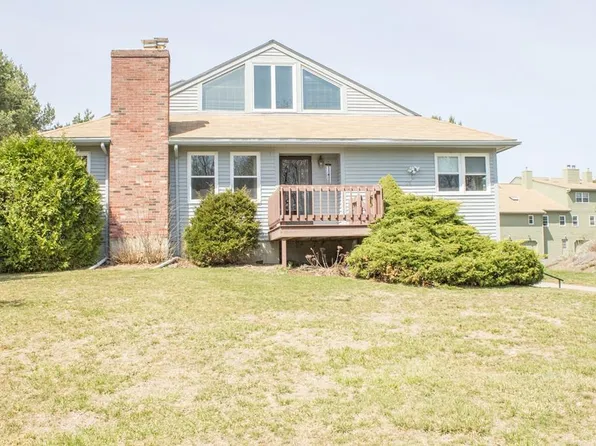 7 Country Club Ln #D, Milford, MA 01757