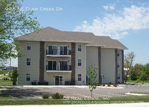 925 NE Deer Creek Dr Photo 1
