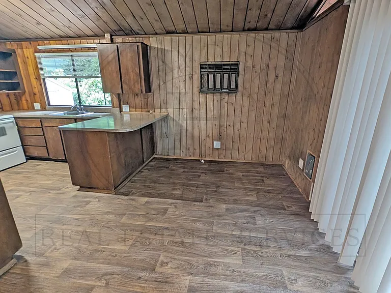 11185 SW Hall Blvd — Photo 6
