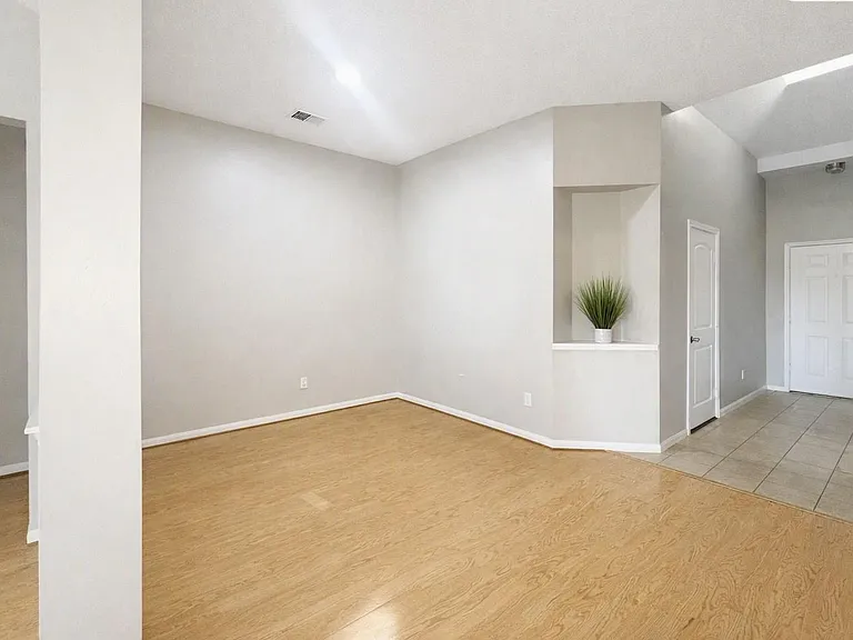 17150 Summer Hollow Dr — Photo 3