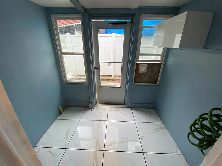 335 Hudson Ave — Photo 10