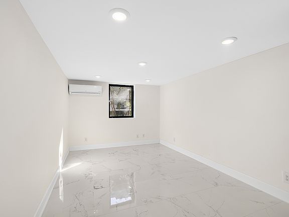 5th image of 718 Clarence Ave Floor 1