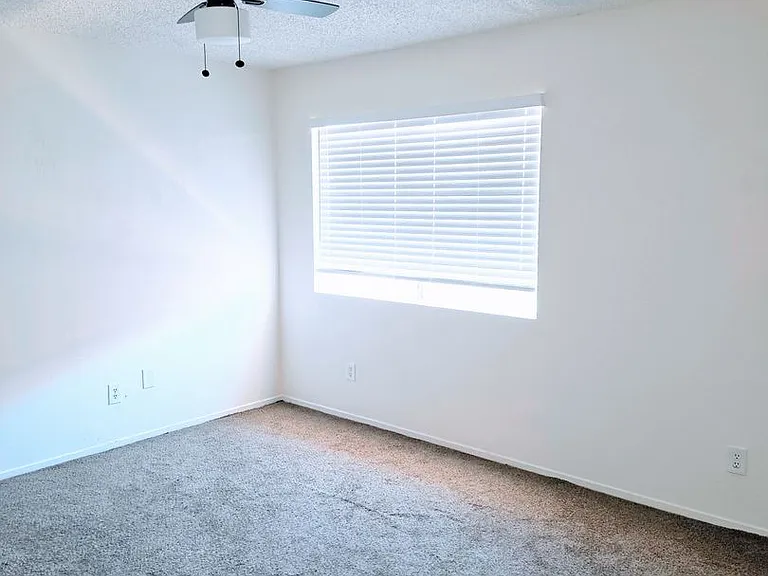 211 W Ash St — Photo 11