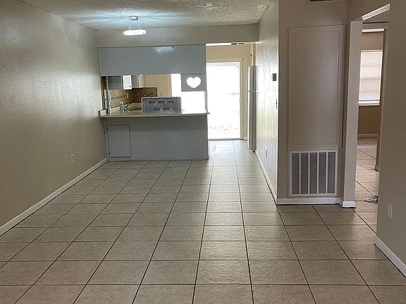 4th image of 2221 Leo Dr #D