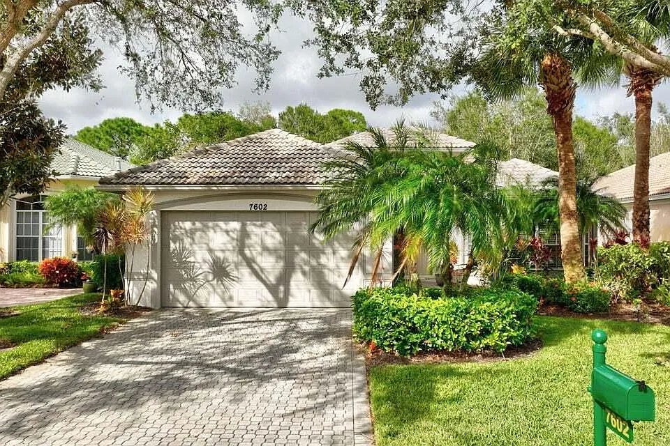 7602 Greenbrier Cir