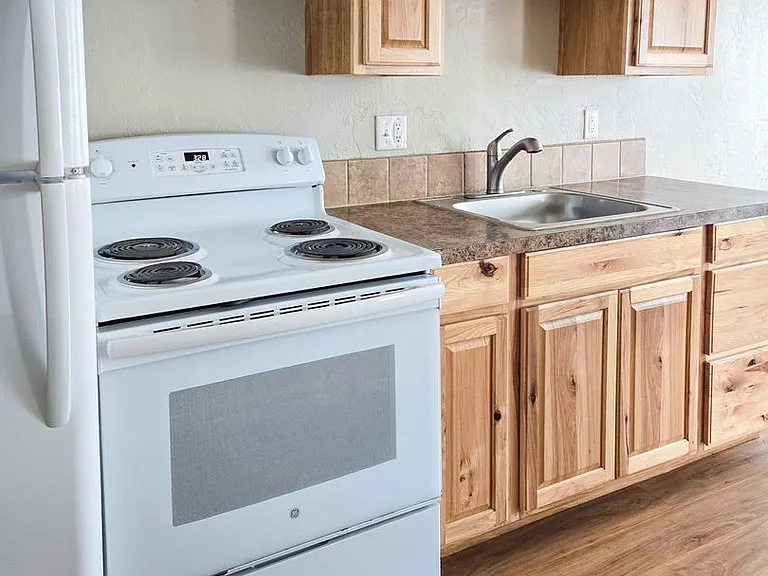 Apartment in West Salem near banks, shopping areas, bus lines, and downtown! ~ Colonial — Photo 24