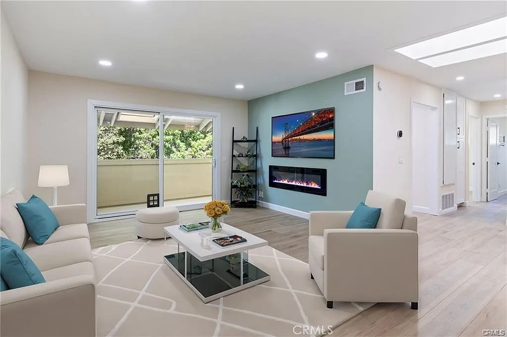 2 bed, 1081 sqft, $3,300 — Photo 1