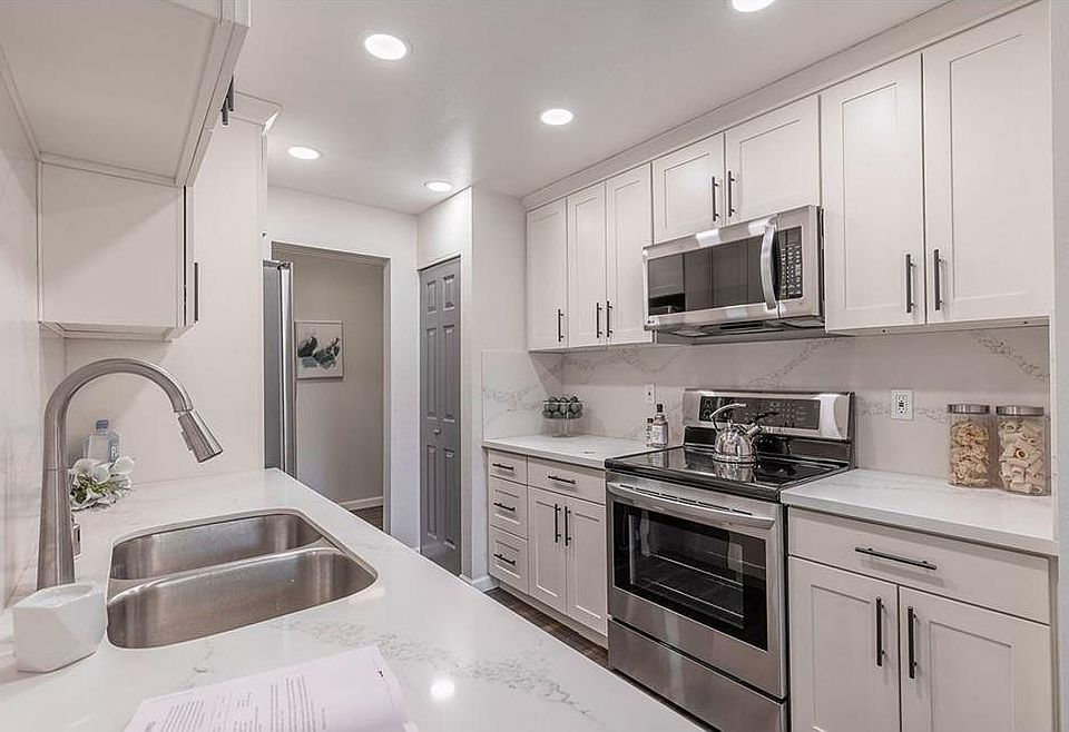 1st image of 10401 NE 32nd Pl APT A102